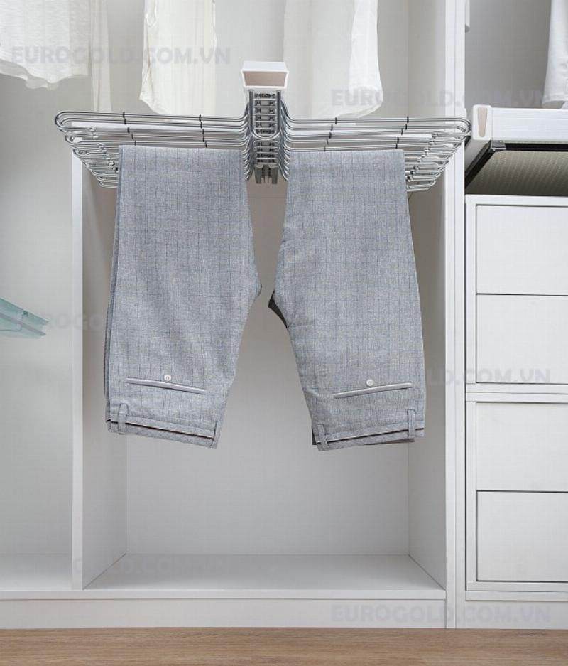 Móc treo quần áo thông minh có thể xếp gọn, giúp tối đa hóa không gian và dễ dàng lưu trữ khi không sử dụng.